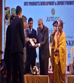 Shri Jagdeep Dhankhar, Hon’ble Governor, West Bengal gives away Award to an Award Winners